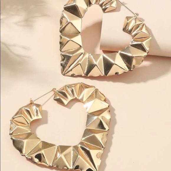 ❤️ Super huge hollow statement heart hoop earrings - Picture 2 of 3